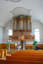 Vue de la nef de l'église réformée avec son orgue Kuhn. Cliché personnel