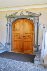 Belle porte d'entrée de style baroque. Cliché personnel