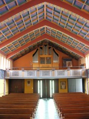 Intérieur de cette jolie église en direction de l'orgue. Cliché personnel