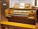 Console de l'orgue du Salon de Musique à Cormoret. Cliché personnel (mars 2018)