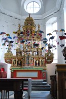 Maître-autel caché par une décoration. Cliché personnel