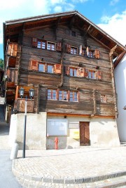 Belle maison typique du Valais devant l'église. Cliché personnel