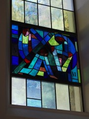 Vue d'un vitrail de la nouvelle église moderne. Cliché personnel