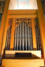 Partie centrale du buffet de l'orgue (avec dédicace). Cliché personnel