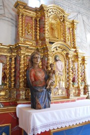 Autel de la chapelle-ossuaire (chef-d'oeuvre sculpté par des artisans valaisans à l'époque baroque). Cliché personnel