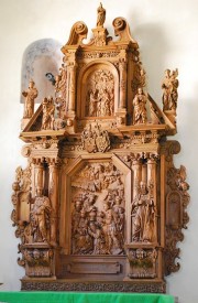 Vue d'un autel richement sculpté dans l'église. Cliché personnel