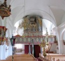 Vue intérieure: église catholique de Tarasp et son orgue. Source: https://www.google.ch/maps/place/Dreifaltigkeitskirche/