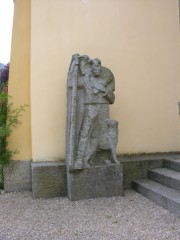 Sculpture de Léon Perrin devant le Temple. Cliché personnel