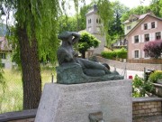 Fontaine du village avec sculpture de Léon Perrin et le Temple de Noiraigue au fond. Cliché personnel