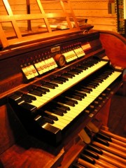 Console de l'orgue Kuhn de Noiraigue. Cliché personnel