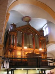 L'orgue Merklin en perspective sur sa tribune. Cliché personnel