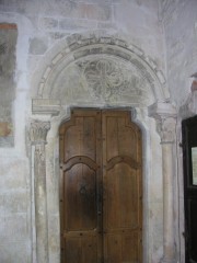 Belle porte romane du 11ème s. dans le cloître, St-Ursanne. Cliché personnel