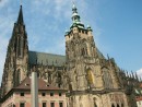 Cath�drale Saint-Guy de Prague et les monuments qui l'entourent. Cr�dit: //fr.wikipedia.org/