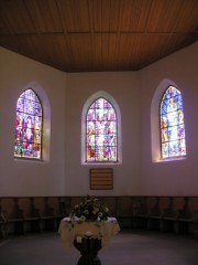 Vue du choeur de l'église avec 3 vitraux de Max Brunner (1936-37). Cliché personnel