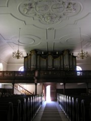 Vue de la nef avec l'orgue Metzler en contre-jour. Cliché personnel