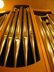Temple St-Jean: détail des tuyaux de la façade de l'orgue. Cliché personnel