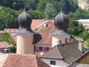 Le château de Fontenais photographié depuis le parvis de l'église (au zoom). Cliché personnel