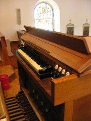 La modeste console de l'orgue Goll de Pleigne. Cliché personnel