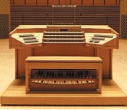 Kawasaki Symphony Hall, orgue, console mobile. Crédit: www.kawasaki-sym-hall.jp/