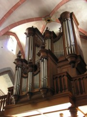 L'orgue en tribune en contre-plongée. Cliché personnel