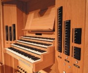 Kawasaki Symphony Hall, orgue, console fixe. Crédit: www.kawasaki-sym-hall.jp/