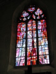 Grand vitrail axial de l'église Sr-Pierre, Porrentruy (par l'artiste Comment). Cliché personnel