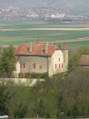Vue du château de Bavois depuis le relais autoroutier de Bavois. Au fond: la ville d'Orbe. Cliché personnel