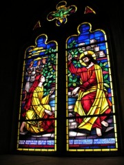 Un vitrail de F. Ribas à Orbe (Jésus et la Samaritaine). Cliché personnel