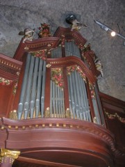 Vue furtive de l'orgue R. Steiner se trouvant dans la grotte du pèlerinage. Cliché personnel