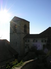 Contre-jour avec le soleil et le clocher de St-Saphorin. Cliché personnel