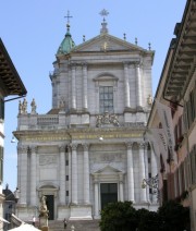 Perspective sur la cathédrale depuis la rue, devant l'église des Jésuites. Cliché personnel