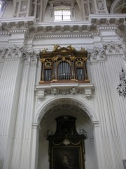 Vue sur l'orgue de choeur (actif) dans le transept nord. Cliché personnel