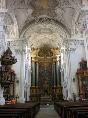 Nef de l'église des Jésuites: art baroque somptueux. Cliché personnel