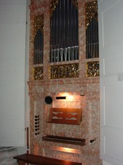 L'orgue de choeur Goll (normalement dissimulé par une porte, si non employé). Crédit: www.jesuitenkirche-luzern.ch/