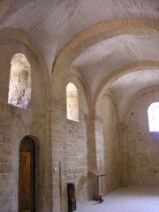 Les belles voûtes romanes de la chapelle St-Michel (à gauche: la porte d'accès à cette chapelle). Cliché personnel