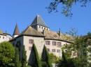 Le château de Blonay, dominant la région lémanique de St-Légier / La Chiésaz. Cliché personnel (2006)