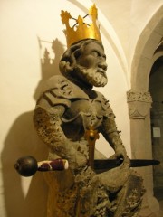 La fameuse statue originale de Charlemagne (15ème s.), dans la crypte. Une copie a été mise à la place à la tour sud. Cliché personnel