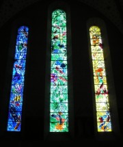 Vue d'ensemble des trois vitraux Chagall du choeur. Cliché personnel