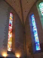 Vue du choeur en direction nord (vitraux de Chagall). Cliché personnel