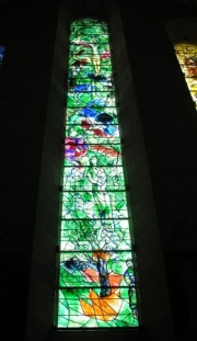 Vitrail axial du choeur par Chagall. Cliché personnel