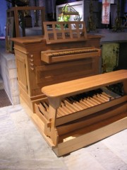 Vue du petit orgue de choeur de 4 jeux (facteur A. Studer). Cliché personnel