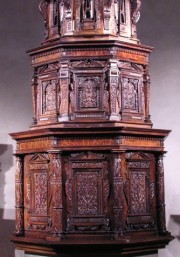Détail des fonts baptismaux: une pièce très précieuse du mobilier Renaissance de l'église. Cliché personnel