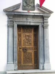 L'entrée de l'Hôtel de Ville (en marbre de St-Triphon). Cliché personnel