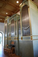 Vue en tribune de l'orgue Kuhn (2001) de l'église catholique d'Ilanz. Cliché personnel (juill. 2010)