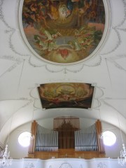 Vue du décor peint de l'église avec l'orgue. Cliché personnel