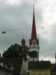 Depuis le parvis de la Pfarrkirche de Beromünster: vue sur la superbe Collégiale St. Michael à l'autre bout de la ville ancienne. Cliché personnel