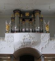 Vue rapprochée de l'orgue avec ses deux anges baroques tardifs jouant de la trompette. Cliché personnel