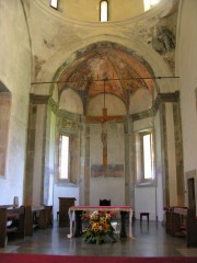 Vue du choeur de cette église avec des voûtes gothiques peintes. Cliché personnel