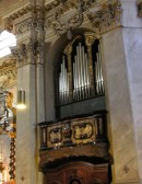 Façade droite (sud) de l'orgue Mascioni de l'église Sant'Antonio Abate, Lugano. Cliché personnel (sept. 2007)