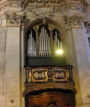 Une vue du buffet d'orgue droit (sud) dans la nef. Cliché personnel